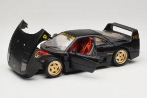Ferrari F40 Noir avec Roues Or Bburago 1:18 3032-B2 Métal — image 2 sur 8