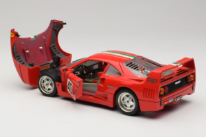 Ferrari F40 #40 Rouge avec Drapeau Italien Bburago 1:18 3032-P1 Métal — image 5 sur 8