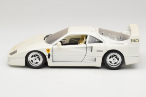 Ferrari F40 Blanc Bburago 1:18 3332-W4 Métal — image 4 sur 8