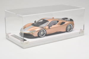 Ferrari SF90 Novitec Or Argent Bande IVY 1:18 REMC028 Résine — image 6 sur 7