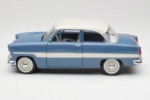 Ford Taunus 12M P2 Bleu Rayures Revell 1:18 08880-M1 Métal — image 4 sur 8