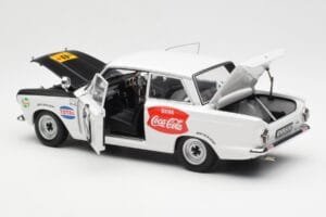 Ford Cortina Mk1 #3 P. Hughes / B. Young African Safari Rally 1964 AUTOart 1:18 86428 Métal — image 5 sur 8