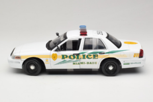 Ford Crown Victoria Police Interceptor CSI Miami GreenLight 1:18 13514 Métal — image 3 sur 6