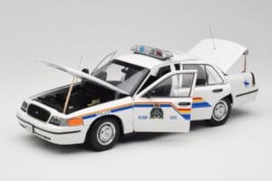 Ford Crown Victoria RCMP Police Car AUTOart 1:18 72706 Métal — image 2 sur 8