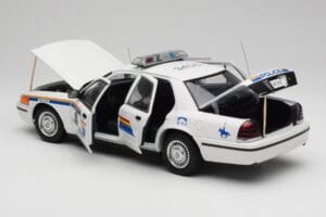 Ford Crown Victoria RCMP Police Car AUTOart 1:18 72706 Métal — image 5 sur 8