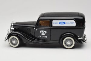 Ford Delivery Truck Ford Parts Noir Solido 1:18 8417 Métal — image 4 sur 8