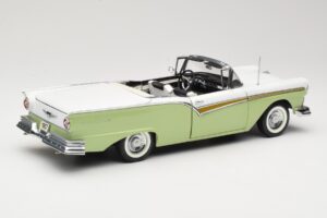 Ford Fairlane Skyliner Vert & Blanc Sun Star 1:18 FORD003 Métal — image 4 sur 9