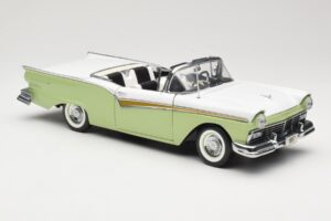 Ford Fairlane Skyliner Vert & Blanc Sun Star 1:18 FORD003 Métal — image 7 sur 9