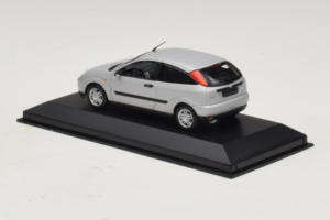 Ford Focus Mk1 3-Door Argent Minichamps 1:43 FOCUS005 Métal — image 3 sur 5