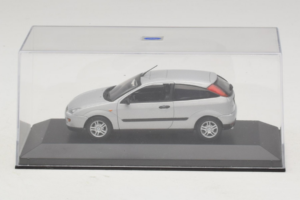Ford Focus Mk1 3-Door Argent Minichamps 1:43 FOCUS005 Métal — image 4 sur 5