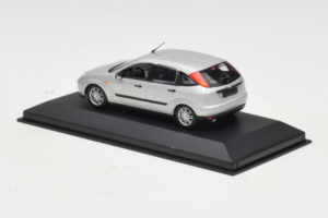 Ford Focus Mk1 Argent Minichamps 1:43 FOCUS006 Métal — image 3 sur 4