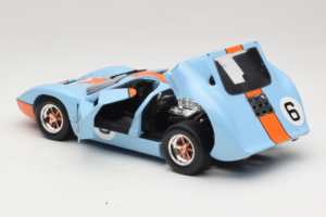 Ford GT40 Gulf #6 J. Ickx / J. Oliver 24 Hours of Le Mans 1969 Eagles Race 1:18 300600 Métal — image 5 sur 8
