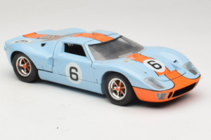 Ford GT40 Gulf #6 J. Ickx / J. Oliver 24 Hours of Le Mans 1969 Revell 1:18 48824 Métal — image 6 sur 8