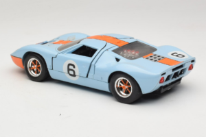 Ford GT40 Gulf #6 J. Ickx / J. Oliver 24 Hours of Le Mans 1969 Revell 1:18 48824 Métal — image 7 sur 8