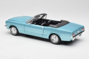 Ford Mustang Cabriolet Arcadian Blue Revell 1:18 8832-F1 Métal — image 7 sur 8