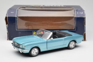 Ford Mustang Cabriolet Arcadian Blue Revell 1:18 8832-F1 Métal — image 8 sur 8