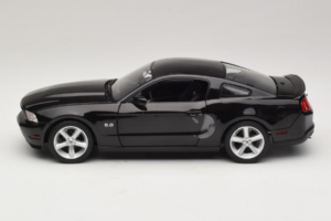 Ford Mustang GT Noir Drive Movie GreenLight 1:18 13609 Métal — image 4 sur 8