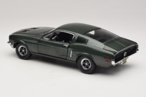 Ford Mustang GT Bullitt avec Figurine Steve McQueen Greenlight 1:18 12885 Métal — image 7 sur 8