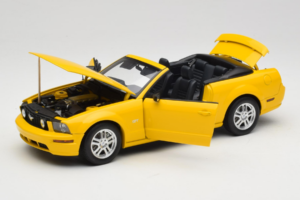 Ford Mustang GT S197 Cabriolet Screaming Yellow AUTOart 1:18 73062 Métal — image 2 sur 8