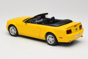 Ford Mustang GT S197 Cabriolet Screaming Yellow AUTOart 1:18 73062 Métal — image 7 sur 8