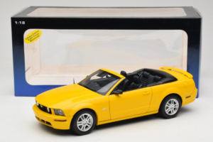 Ford Mustang GT S197 Cabriolet Screaming Yellow AUTOart 1:18 73062 Métal — image 8 sur 8