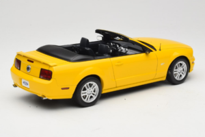 Ford Mustang GT S197 Cabriolet Screaming Yellow AUTOart 1:18 73062 Métal — image 3 sur 8