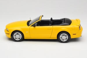 Ford Mustang GT S197 Cabriolet Screaming Yellow AUTOart 1:18 73062 Métal — image 4 sur 8