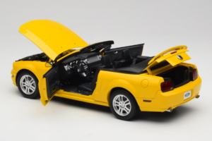 Ford Mustang GT S197 Cabriolet Screaming Yellow AUTOart 1:18 73062 Métal — image 5 sur 8