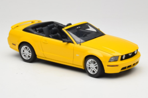 Ford Mustang GT S197 Cabriolet Screaming Yellow AUTOart 1:18 73062 Métal — image 6 sur 8