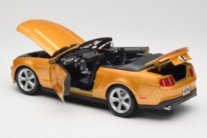 Ford Mustang GT S197 Cabriolet Or Maisto 1:18 31158 Métal — image 4 sur 7