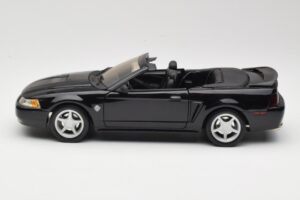 Ford Mustang GT SN95 Cabriolet Noir Maisto 1:18 50328 Métal — image 4 sur 8