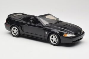 Ford Mustang GT SN95 Cabriolet Noir Maisto 1:18 50328 Métal — image 6 sur 8