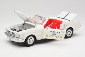 Ford Mustang Pace Car Wimbledon White Solido 1:18 81578 Métal — image 2 sur 8