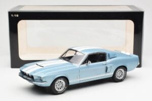 Ford Mustang Shelby GT500 Bleu Clair Métallique Avec Bandes Blanches AUTOart 1:18 72907 Métal — image 8 sur 8