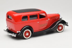 Ford Sedan Rouge Solido 1:18 8066 Métal — image 3 sur 8