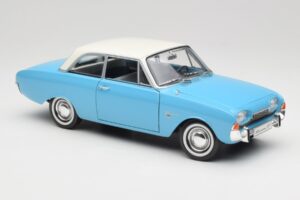 Ford Taunus 12M P1 Taunus Blue Revell 1:18 08880 Métal — image 6 sur 8