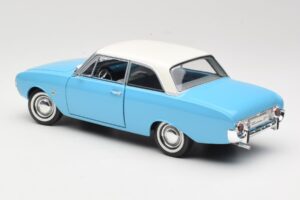 Ford Taunus 17M P2 Bleu Revell 1:18 08817 Métal — image 7 sur 8