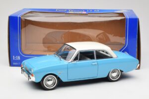 Ford Taunus 17M P2 Bleu Revell 1:18 08817 Métal — image 8 sur 8