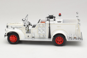 GMC Camion de Pompiers Blanc Road Signature 1:18 20068 Métal — image 4 sur 9