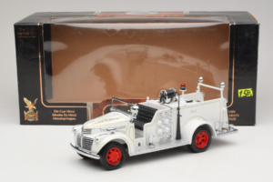 GMC Camion de Pompiers Blanc Road Signature 1:18 20068 Métal — image 9 sur 9