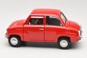 Goggomobil T 250 Rouge Revell 1:18 8952 Métal — image 3 sur 7