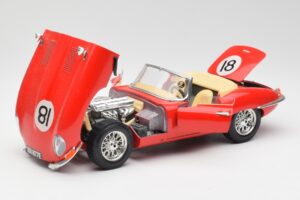 Jaguar E-Type Cabriolet Rouge Bburago 1:18 3016 Métal — image 2 sur 8