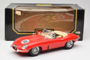 Jaguar E-Type Cabriolet Rouge Bburago 1:18 3016 Métal — image 8 sur 8