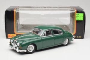 Jaguar Mark II British Racing Vert & Intérieur Bleu Maisto 1:18 59001 Métal — image 8 sur 8