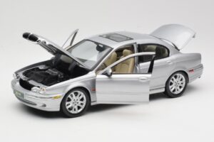 Jaguar X-Type Argent Maisto 1:18 7271328 Métal — image 2 sur 8
