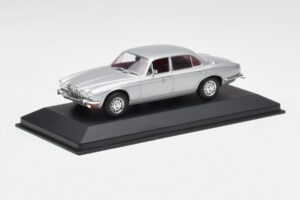 Jaguar XJ12 Series II Argent Minichamps 1:43 400130401 Métal — image 2 sur 4