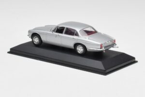 Jaguar XJ12 Series II Argent Minichamps 1:43 400130401 Métal — image 3 sur 4