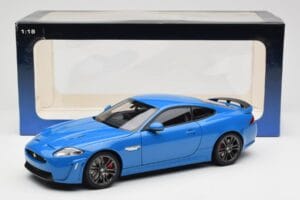 Jaguar XKR-S X150 French Racing Bleu AUTOart 1:18 73641 Métal — image 8 sur 8