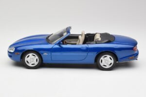 Jaguar XK8 X100 Cabriolet Azure Bleu Maisto 1:18 50286 Métal — image 4 sur 8