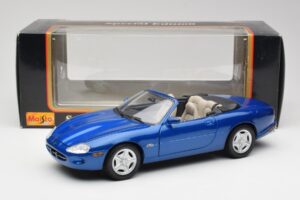 Jaguar XK8 X100 Cabriolet Azure Bleu Maisto 1:18 50286 Métal — image 8 sur 8